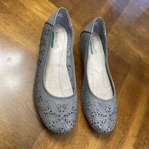 Baretraps Women'sMariah Flats In Gray Faux Leather Floral Cutout Size 8M
